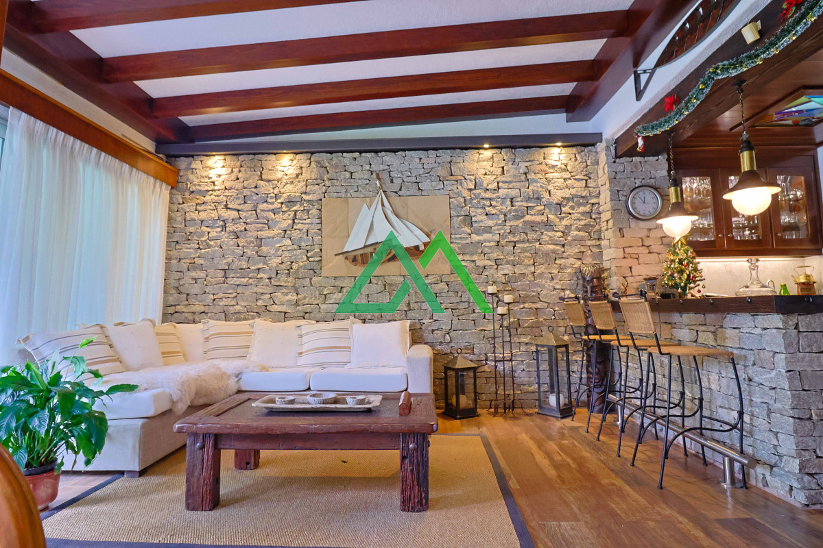Casa ID.3 - Venta de espectacular casa padrón único, con gran fondo con piscina. Para entrar!!!!!!!!
