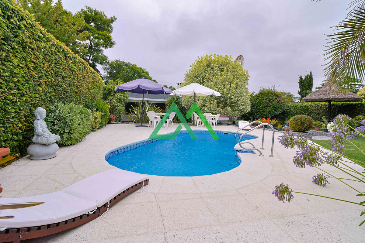 Casa ID.3 - Venta de espectacular casa padrón único, con gran fondo con piscina. Para entrar!!!!!!!!
