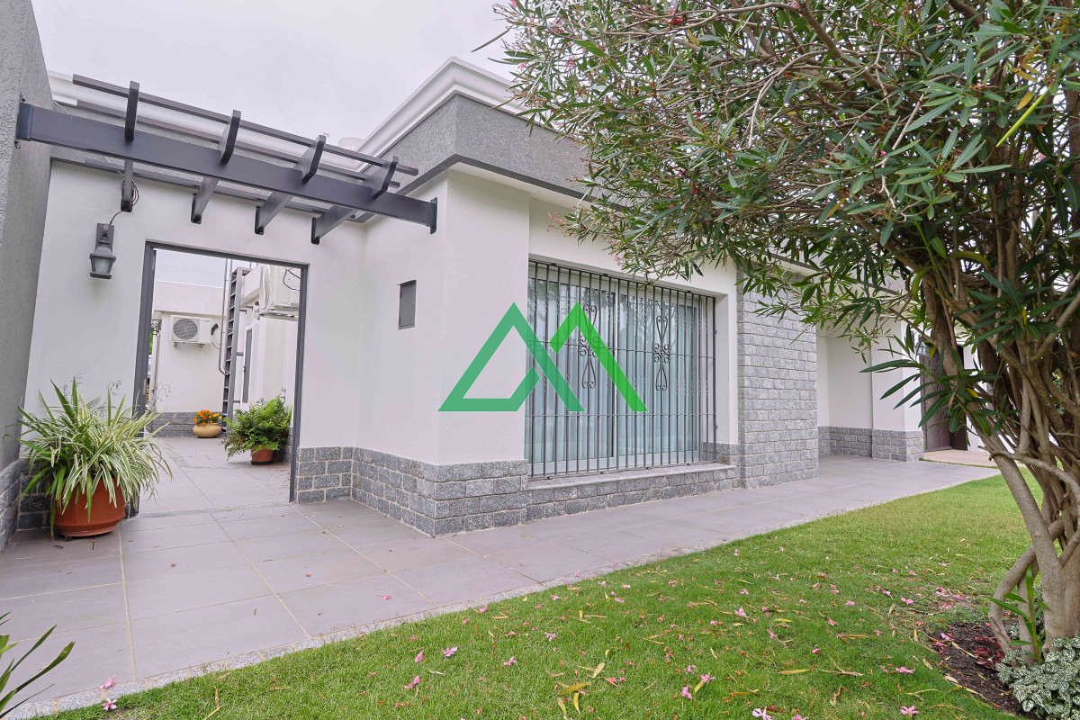 Casa ID.3 - Venta de espectacular casa padrón único, con gran fondo con piscina. Para entrar!!!!!!!!