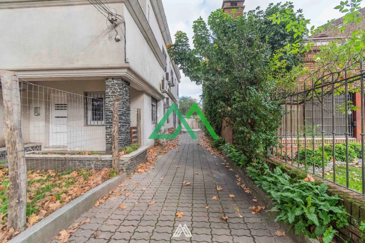 Casa ID.4 - Venta de ph altos a dos cuadras del mar, Malvin, tres dormitorios con garage.