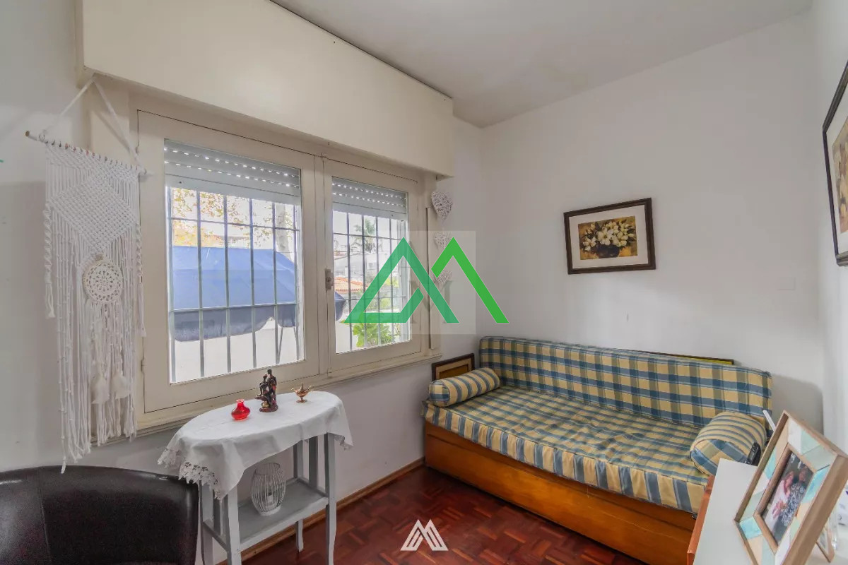 Casa ID.4 - Venta de ph altos a dos cuadras del mar, Malvin, tres dormitorios con garage.