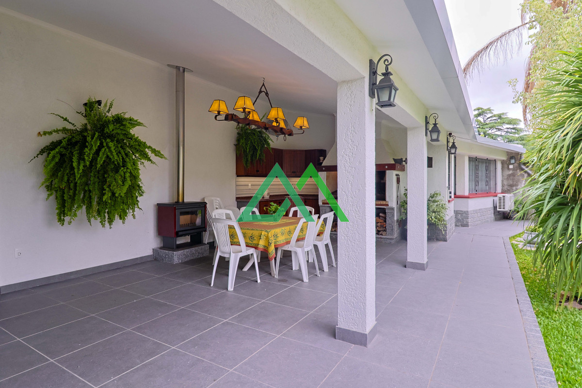 Casa ID.3 - Venta de espectacular casa padrón único, con gran fondo con piscina. Para entrar!!!!!!!!