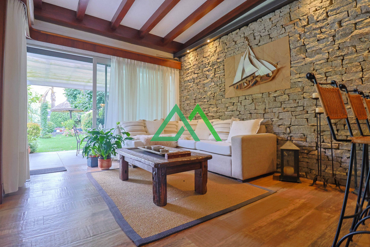 Casa ID.3 - Venta de espectacular casa padrón único, con gran fondo con piscina. Para entrar!!!!!!!!