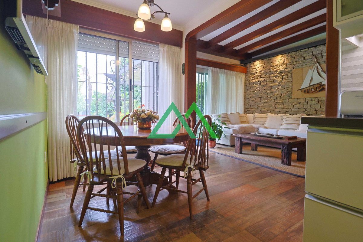 Casa ID.3 - Venta de espectacular casa padrón único, con gran fondo con piscina. Para entrar!!!!!!!!
