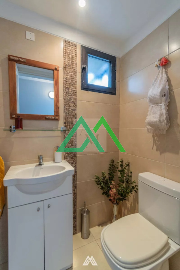 Casa ID.4 - Venta de ph altos a dos cuadras del mar, Malvin, tres dormitorios con garage.