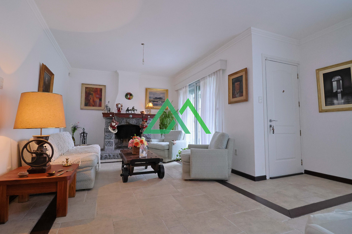 Casa ID.3 - Venta de espectacular casa padrón único, con gran fondo con piscina. Para entrar!!!!!!!!