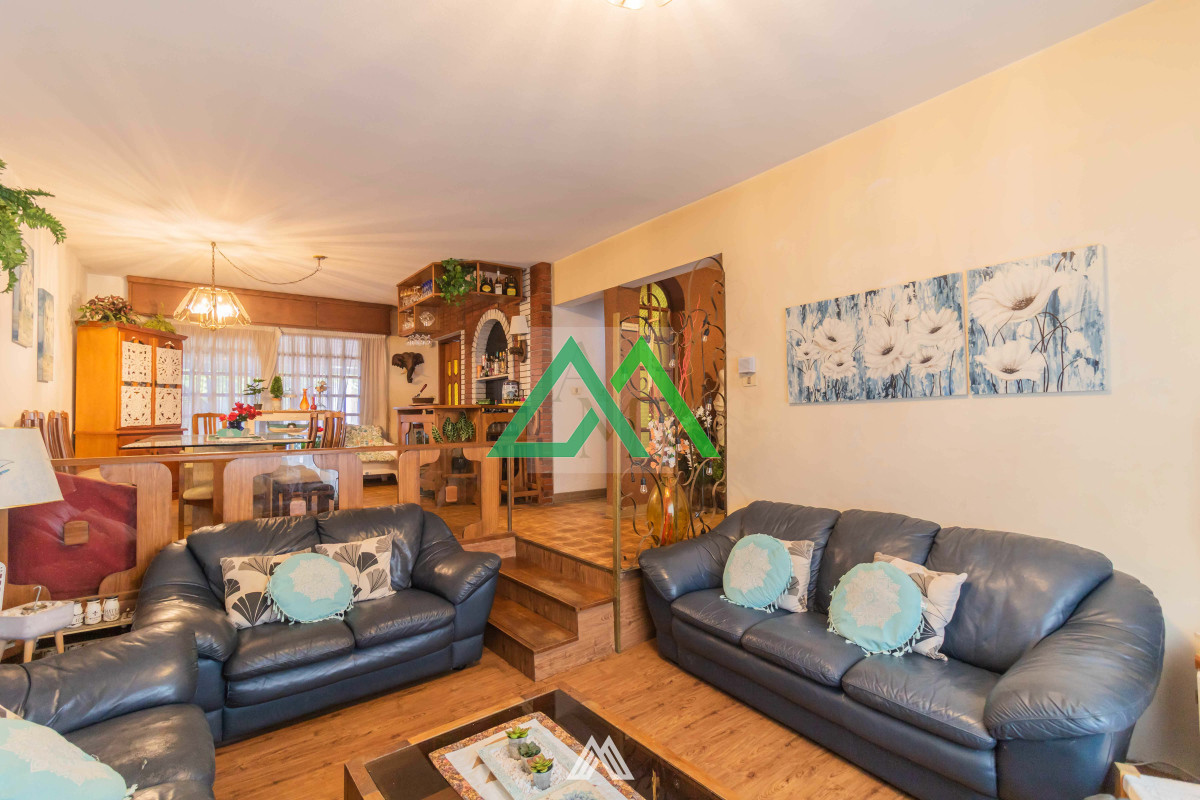 Casa ID.93 - Venta de casa 4 dormitorios, piscina , fondo en Parque Batlle