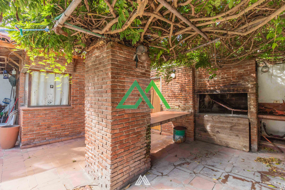 Casa ID.93 - Venta de casa 4 dormitorios, piscina , fondo en Parque Batlle