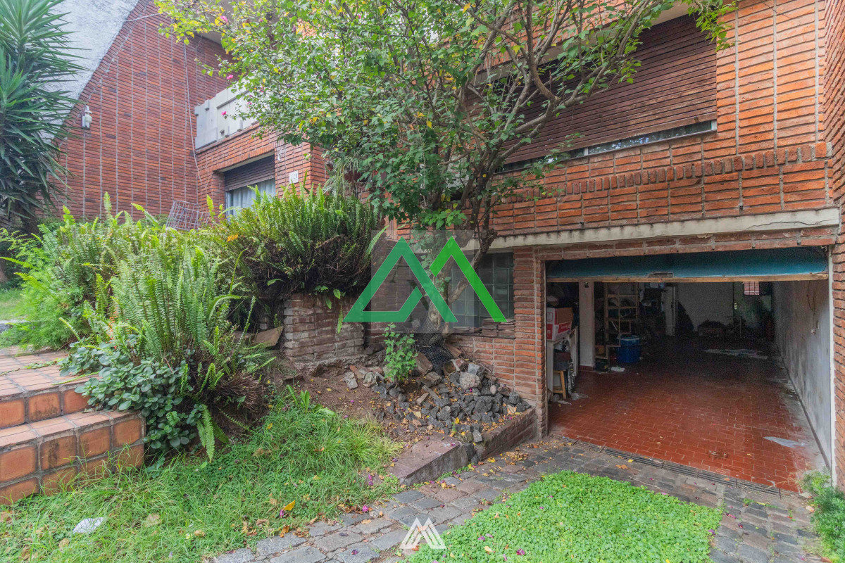 Casa ID.93 - Venta de casa 4 dormitorios, piscina , fondo en Parque Batlle