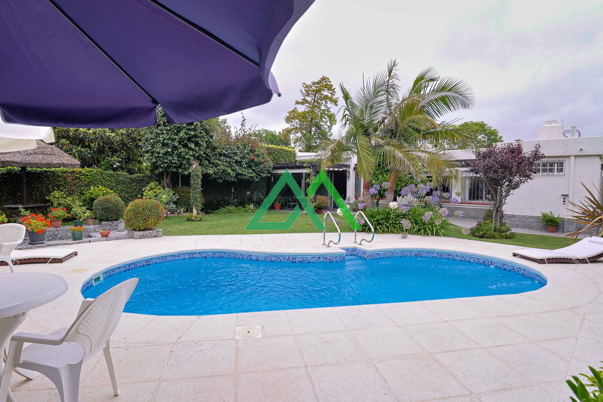 Casa ID.3 - Venta de espectacular casa padrón único, con gran fondo con piscina. Para entrar!!!!!!!!