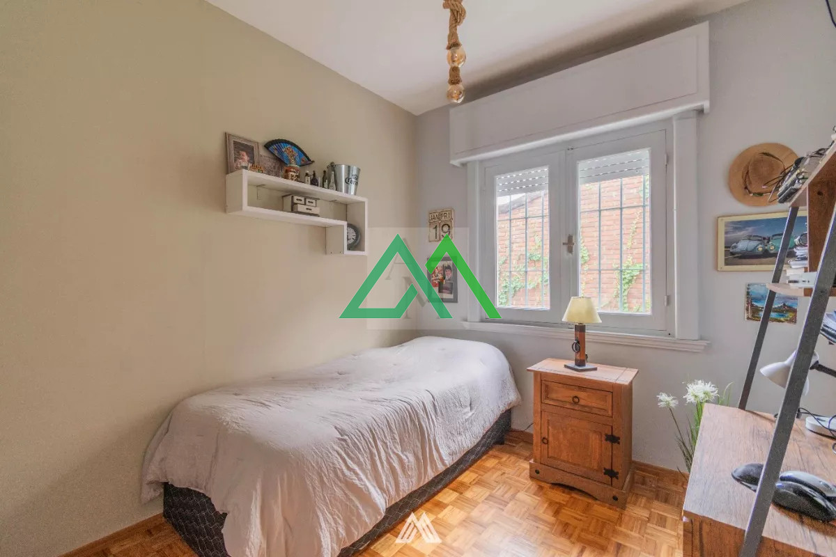 Casa ID.4 - Venta de ph altos a dos cuadras del mar, Malvin, tres dormitorios con garage.