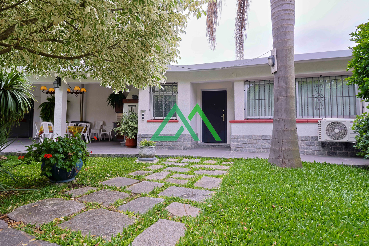 Casa ID.3 - Venta de espectacular casa padrón único, con gran fondo con piscina. Para entrar!!!!!!!!