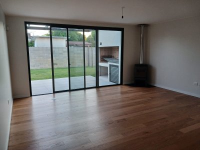 Venta de casa de tres dormitorios, gran living comedor, espacio dos autos , Barra de Carrasco