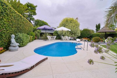 Venta de espectacular casa padrón único, con gran fondo con piscina. Para entrar!!!!!!!!