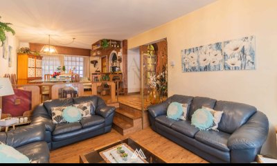 Venta de casa 4 dormitorios, piscina , fondo en Parque Batlle