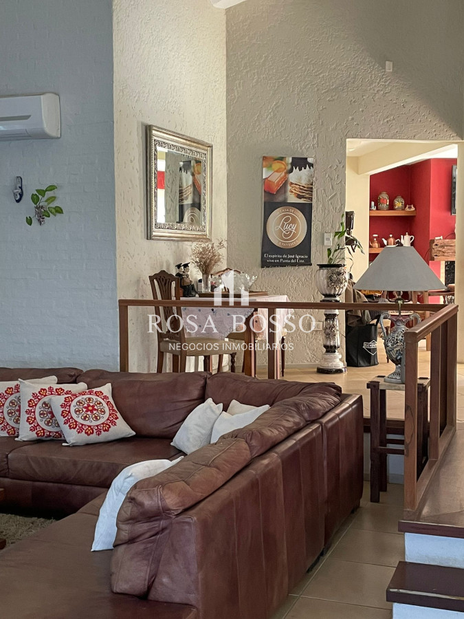 Apartamento ID.9728 - Casa Venta 5 dormitorios en Cantegril Punta del Este