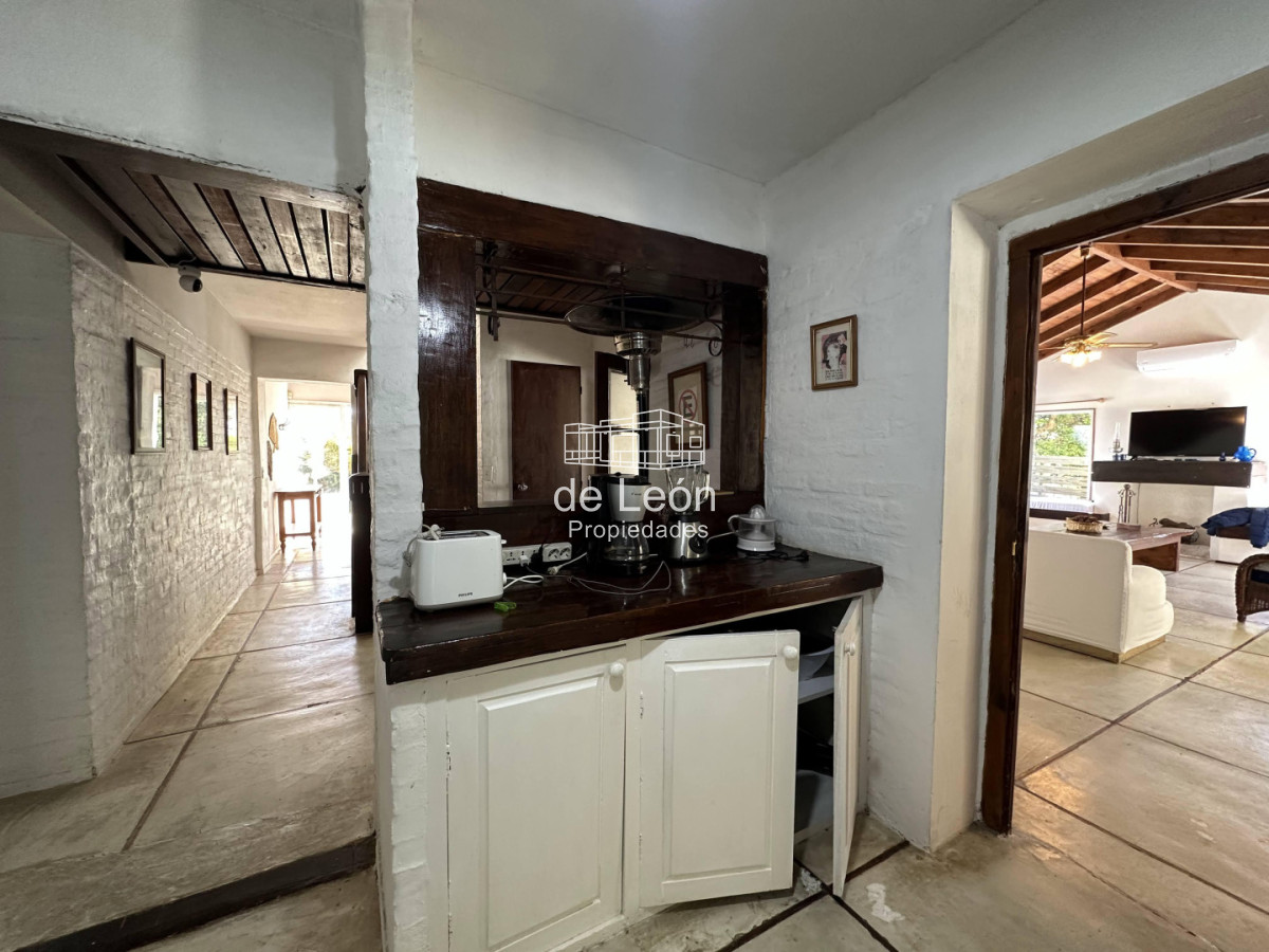 Casa ID.15382 - venta de cassa en la Barra Maldonado cinco dormitorios mas servicio con piscina