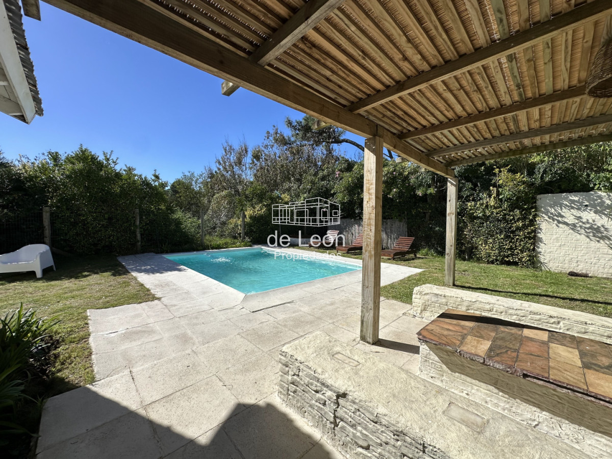 Casa ID.15382 - venta de cassa en la Barra Maldonado cinco dormitorios mas servicio con piscina