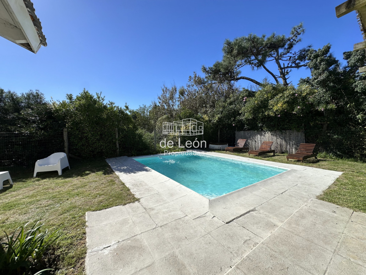 Casa ID.15382 - venta de cassa en la Barra Maldonado cinco dormitorios mas servicio con piscina