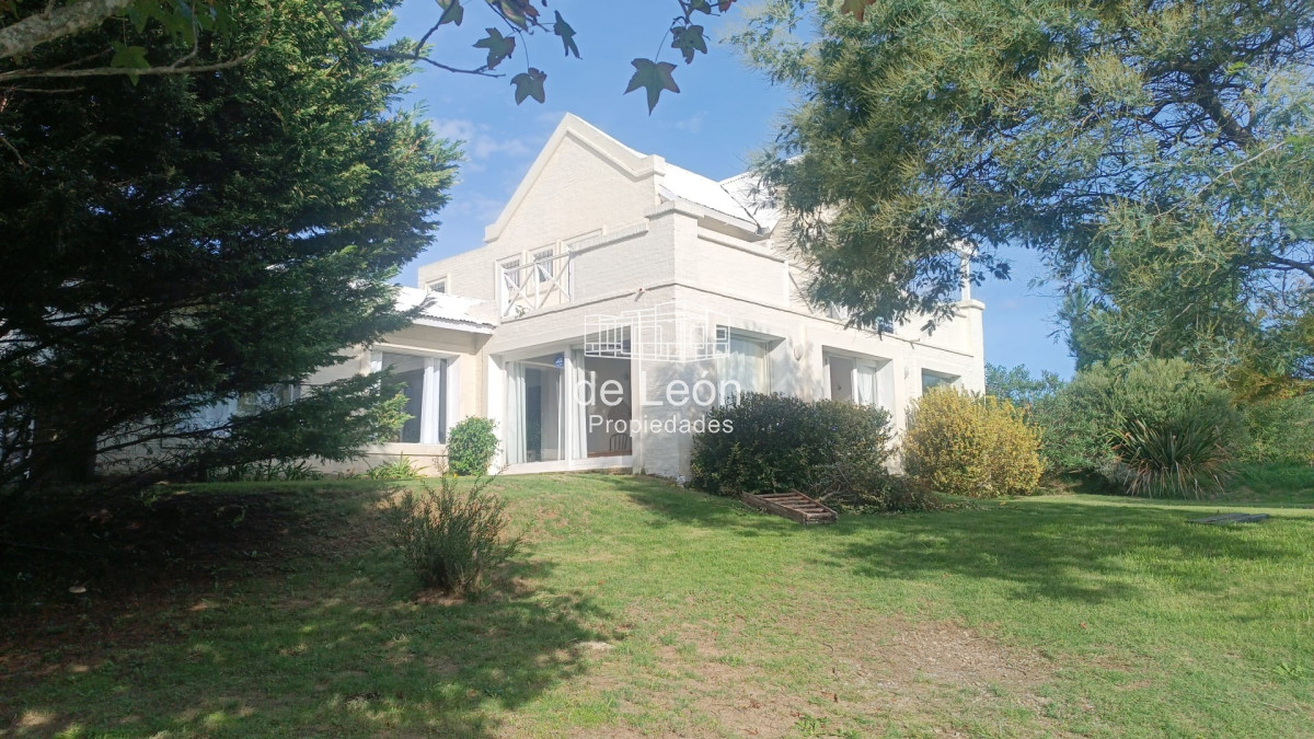 Casa ID.15382 - venta de cassa en la Barra Maldonado cinco dormitorios mas servicio con piscina