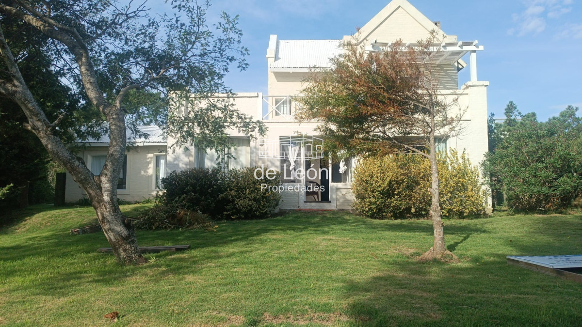 Casa ID.15382 - venta de cassa en la Barra Maldonado cinco dormitorios mas servicio con piscina