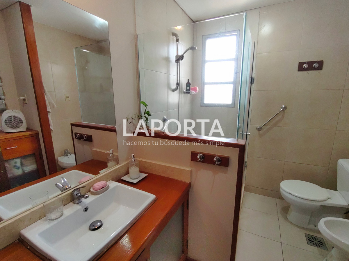 Casa ID.357/Casa-en-Venta-en-el-centro-frente-a-Plaza-Artigas - Casa en Venta en el centro frente a Plaza Artigas