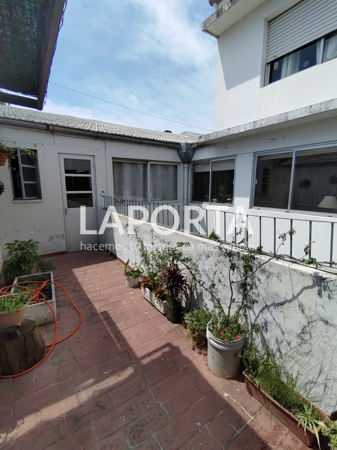 Casa ID.357/Casa-en-Venta-en-el-centro-frente-a-Plaza-Artigas - Casa en Venta en el centro frente a Plaza Artigas