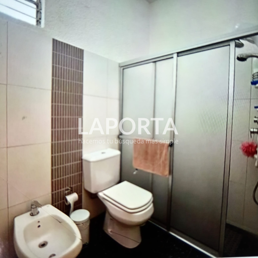 Casa ID.427/Amplia-casa-con-depósito-más-local-independientes. - Amplia casa con depósito más local independientes.