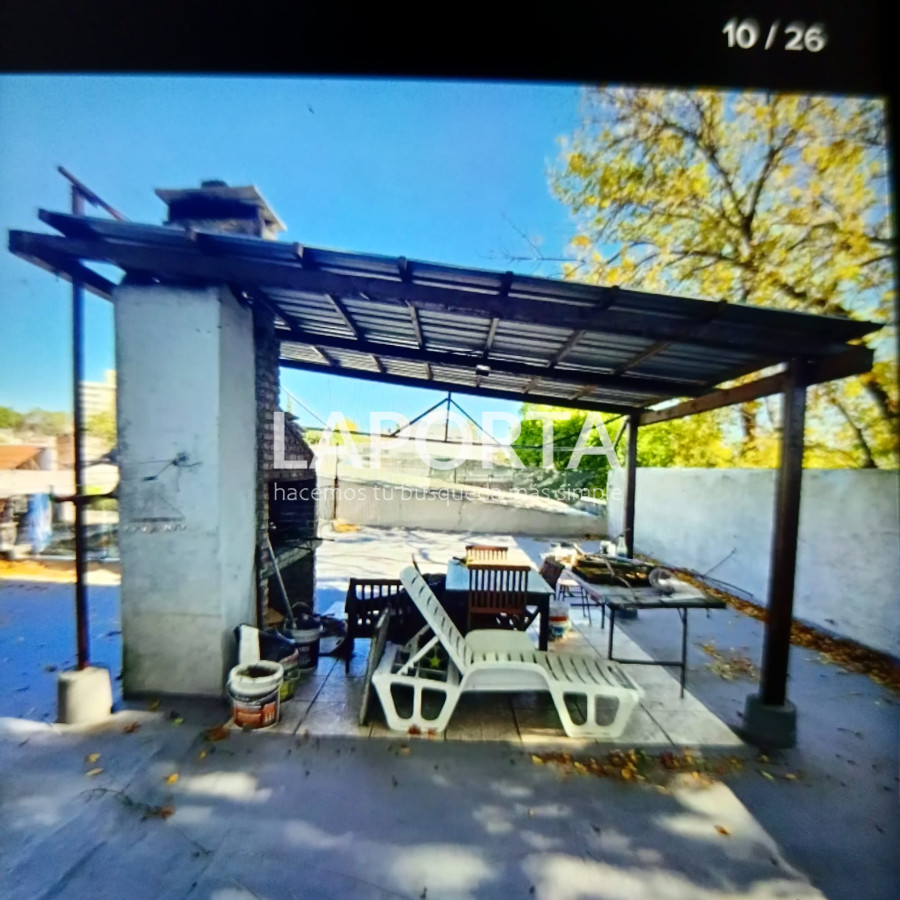 Casa ID.427/Amplia-casa-con-depósito-más-local-independientes. - Amplia casa con depósito más local independientes.