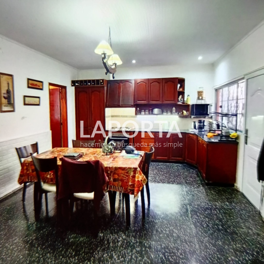 Casa ID.427/Amplia-casa-con-depósito-más-local-independientes. - Amplia casa con depósito más local independientes.