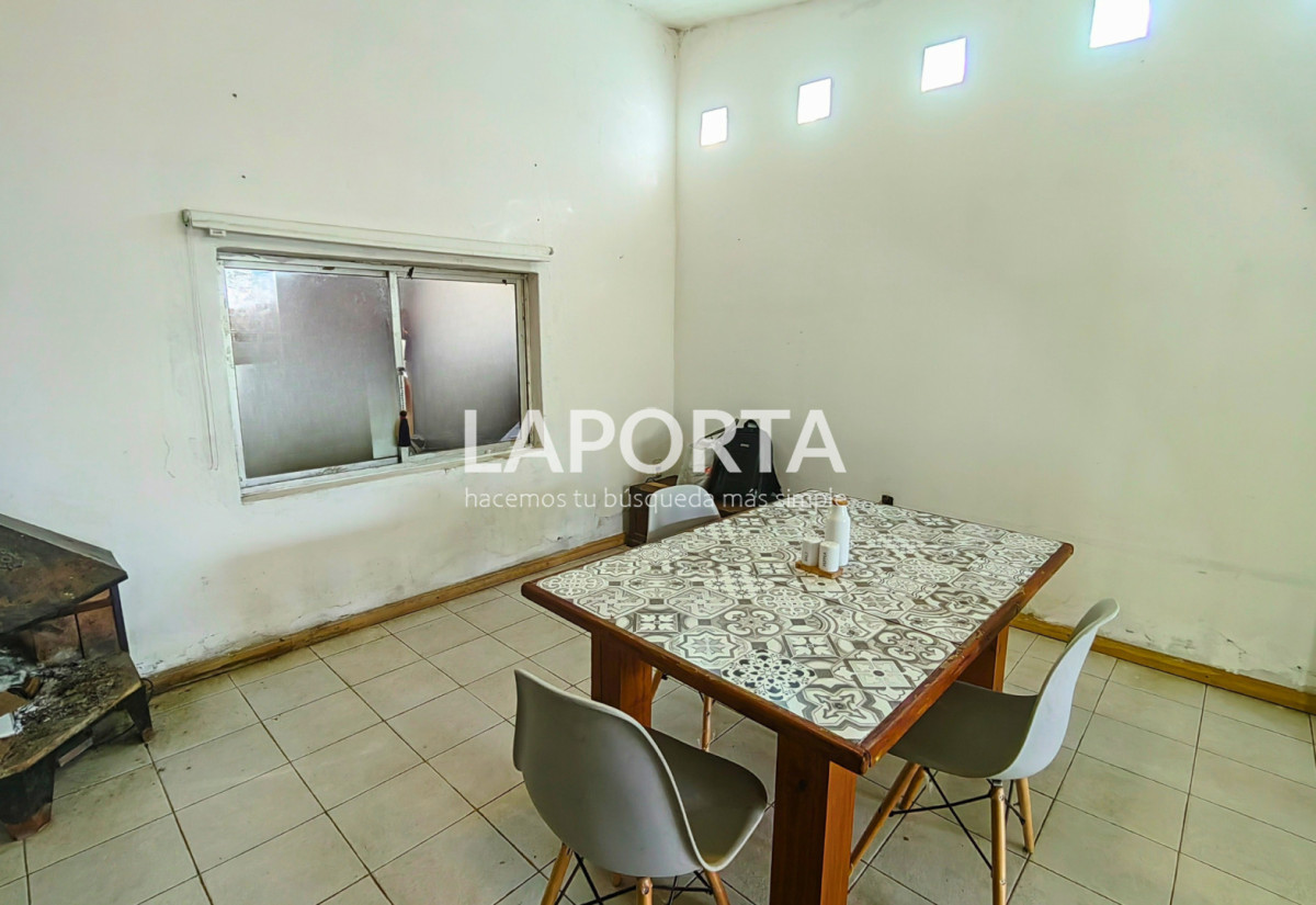Casa ID.1425/Casa-en-venta-a-pocas-cuadras-del-shopping,-Salto. - Casa en venta a pocas cuadras del shopping, Salto.