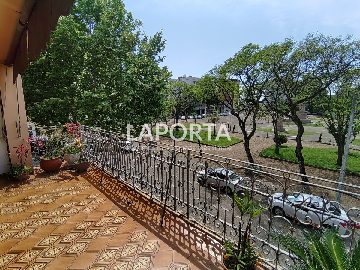 Casa ID.357/Casa-en-Venta-en-el-centro-frente-a-Plaza-Artigas - Casa en Venta en el centro frente a Plaza Artigas