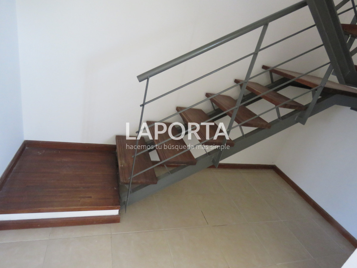 Casa ID.1920/Casa-en-alquiler-de-3-dormitorios-con-cochera - Casa en alquiler de 3 dormitorios con cochera