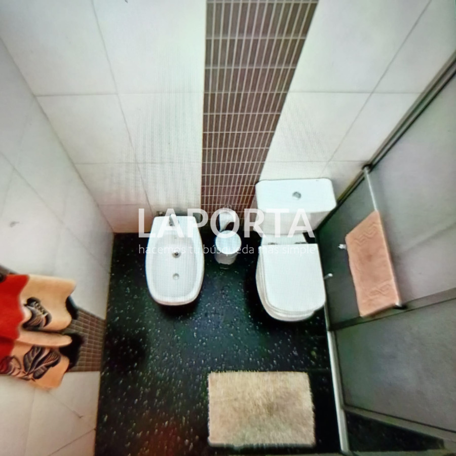 Casa ID.427/Amplia-casa-con-depósito-más-local-independientes. - Amplia casa con depósito más local independientes.