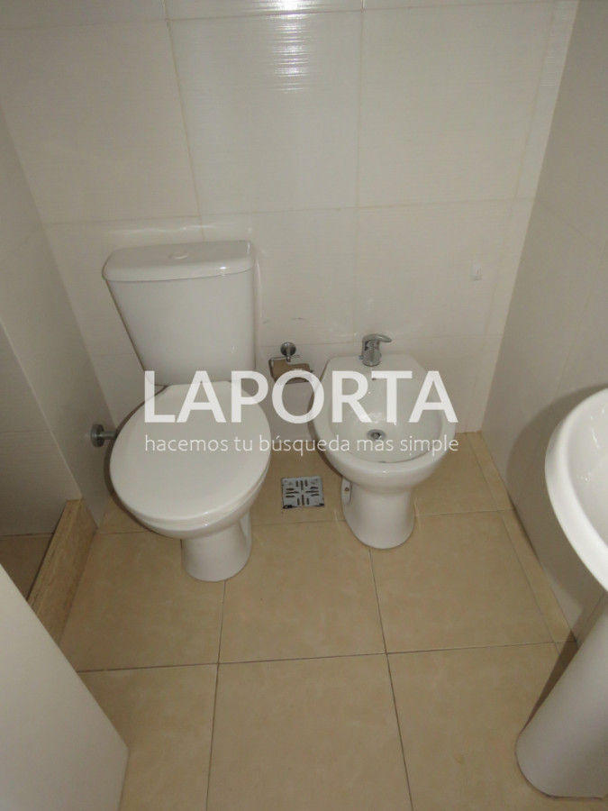 Casa ID.1920/Casa-en-alquiler-de-3-dormitorios-con-cochera - Casa en alquiler de 3 dormitorios con cochera