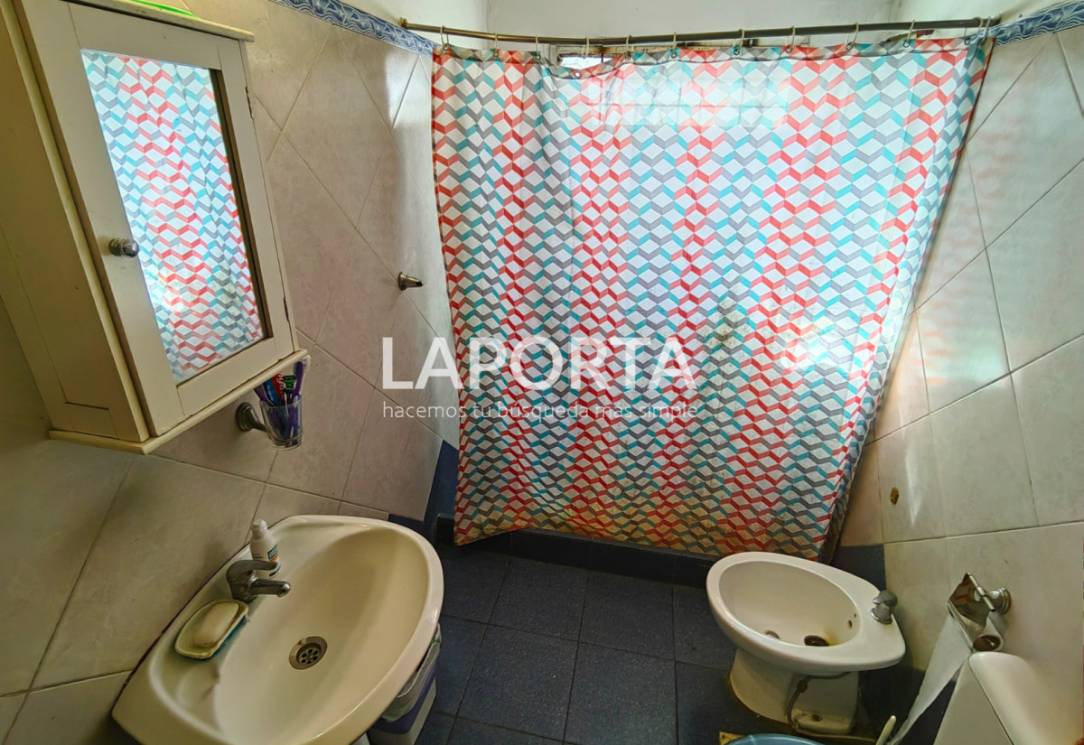 Casa ID.1425/Casa-en-venta-a-pocas-cuadras-del-shopping,-Salto. - Casa en venta a pocas cuadras del shopping, Salto.