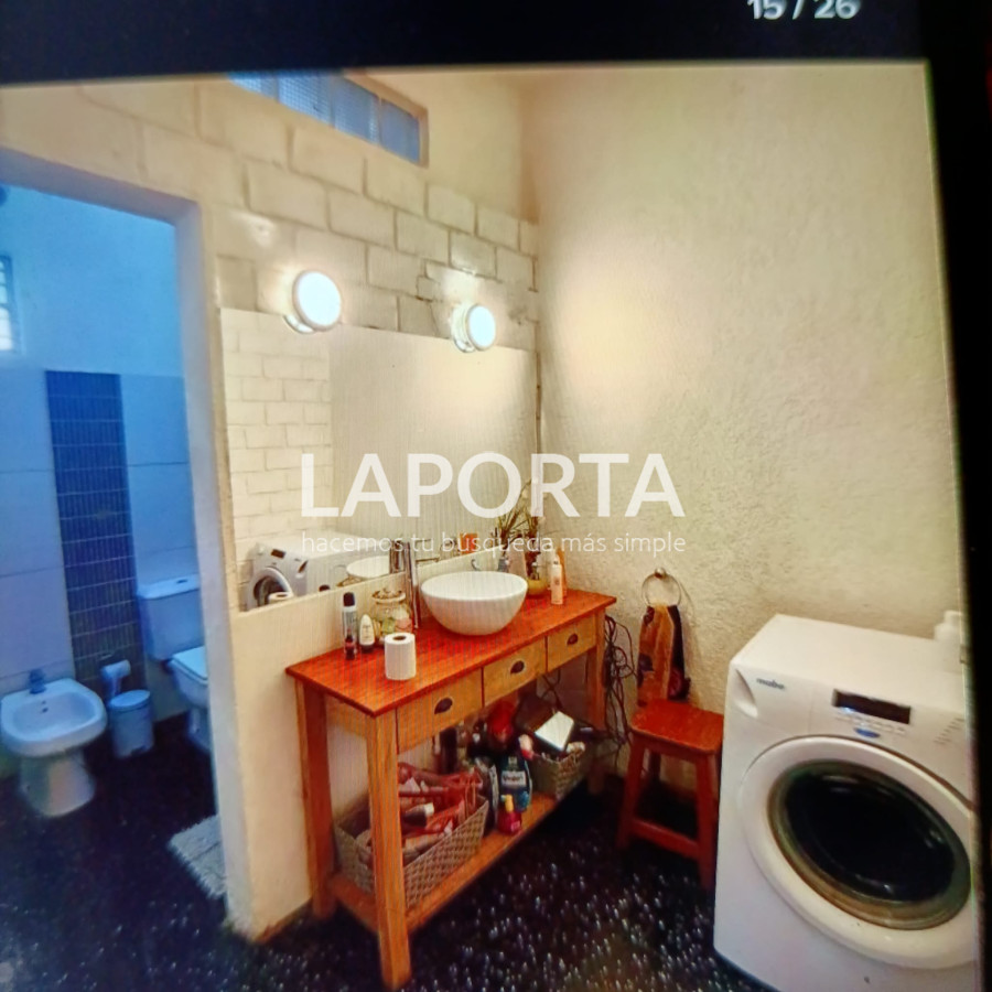 Casa ID.427/Amplia-casa-con-depósito-más-local-independientes. - Amplia casa con depósito más local independientes.