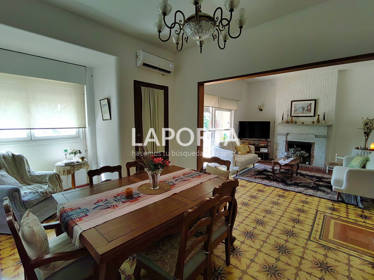 Casa ID.357/Casa-en-Venta-en-el-centro-frente-a-Plaza-Artigas - Casa en Venta en el centro frente a Plaza Artigas