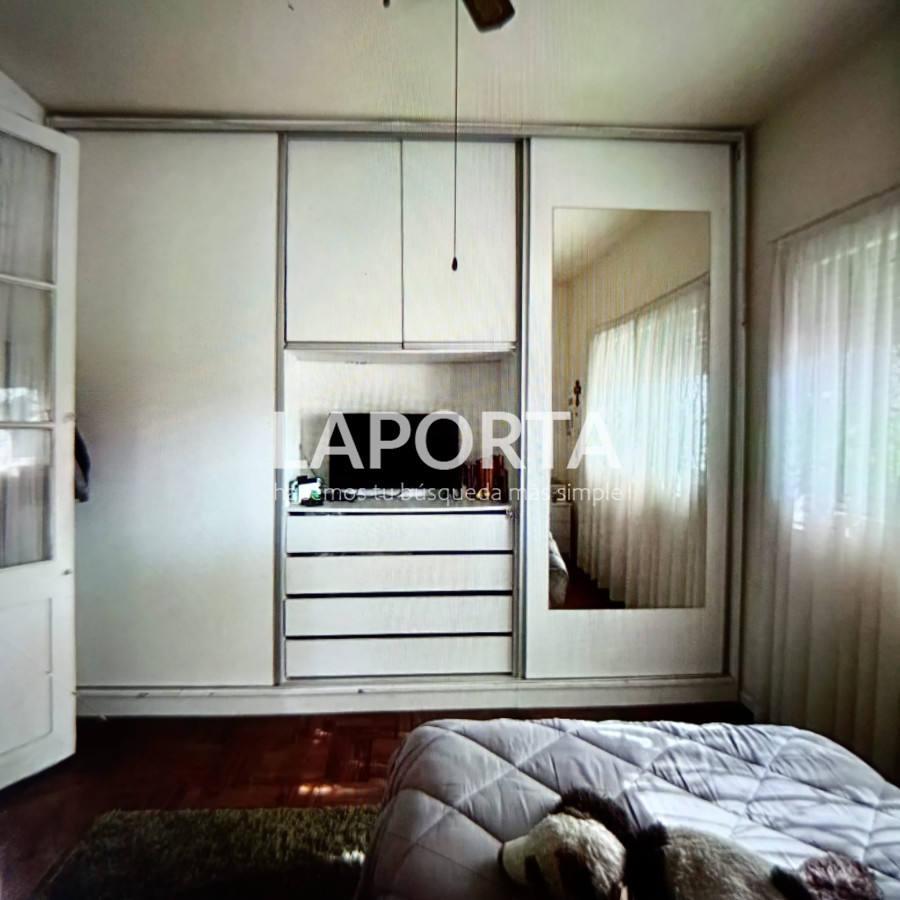 Casa ID.427/Amplia-casa-con-depósito-más-local-independientes. - Amplia casa con depósito más local independientes.