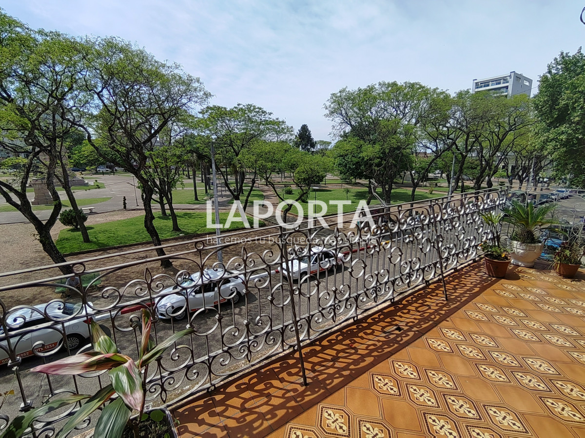 Casa ID.357/Casa-en-Venta-en-el-centro-frente-a-Plaza-Artigas - Casa en Venta en el centro frente a Plaza Artigas