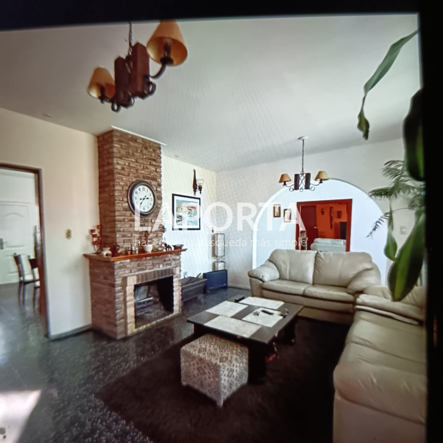 Casa ID.427/Amplia-casa-con-depósito-más-local-independientes. - Amplia casa con depósito más local independientes.