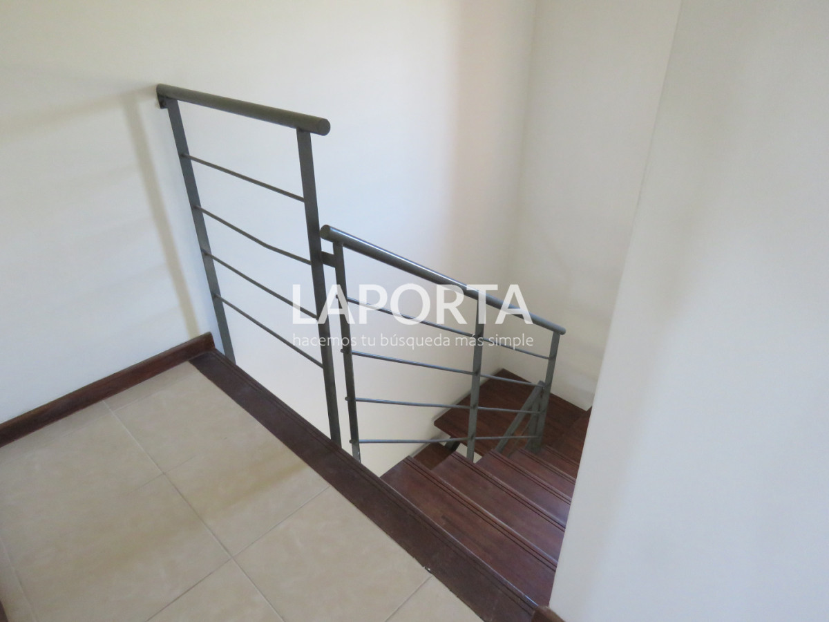 Casa ID.1920/Casa-en-alquiler-de-3-dormitorios-con-cochera - Casa en alquiler de 3 dormitorios con cochera