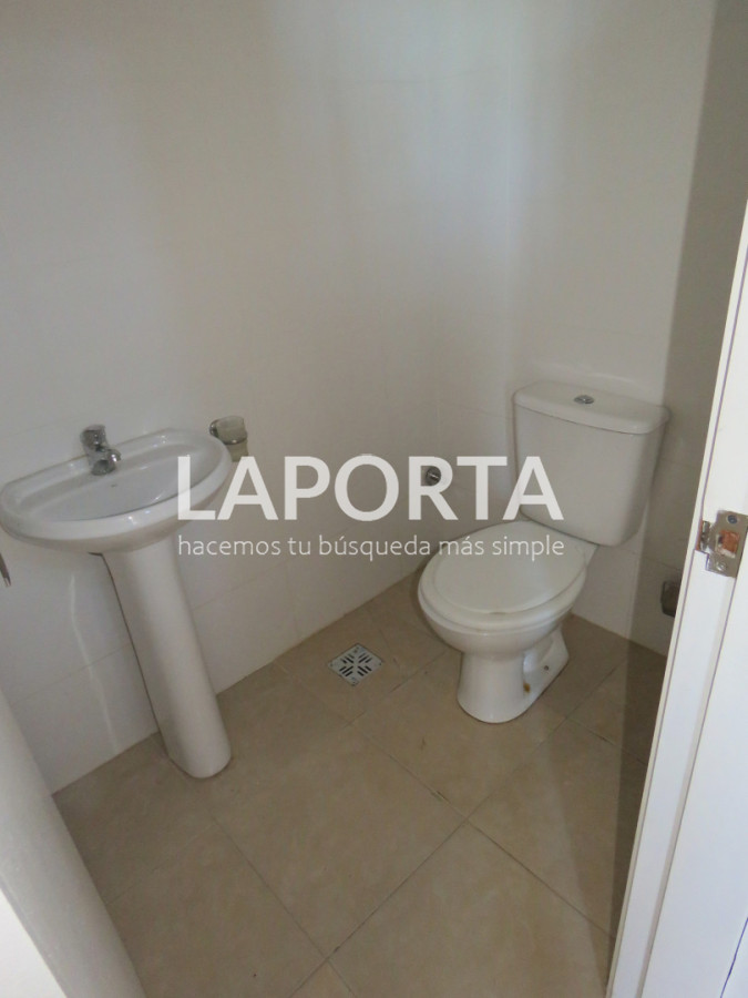 Casa ID.1920/Casa-en-alquiler-de-3-dormitorios-con-cochera - Casa en alquiler de 3 dormitorios con cochera