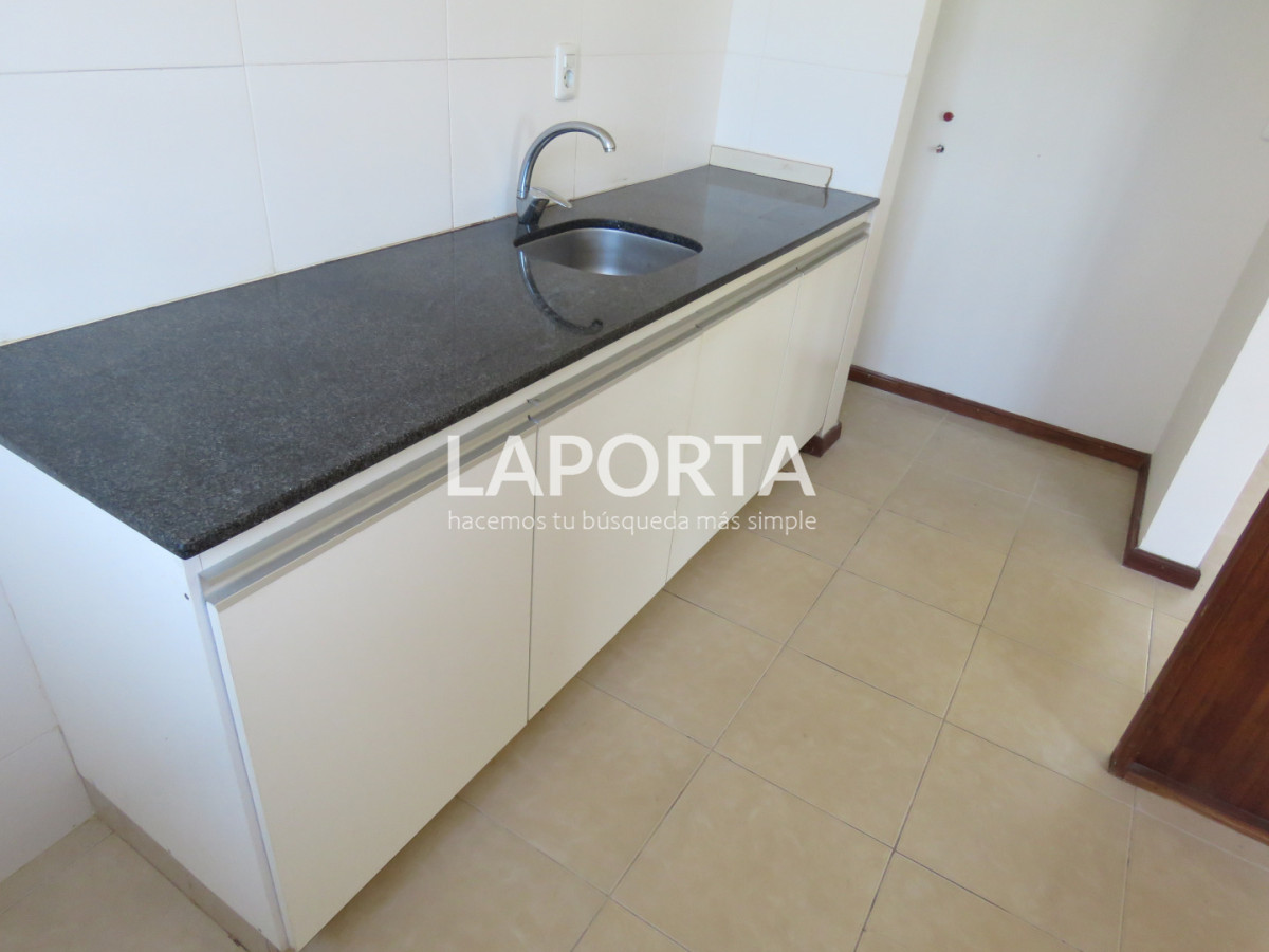 Casa ID.1920/Casa-en-alquiler-de-3-dormitorios-con-cochera - Casa en alquiler de 3 dormitorios con cochera
