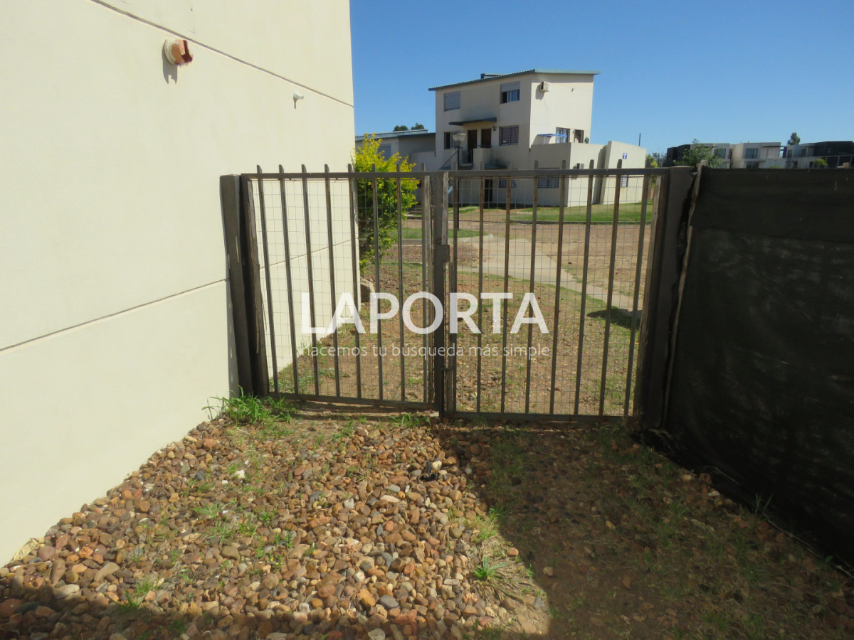 Casa ID.1920/Casa-en-alquiler-de-3-dormitorios-con-cochera - Casa en alquiler de 3 dormitorios con cochera