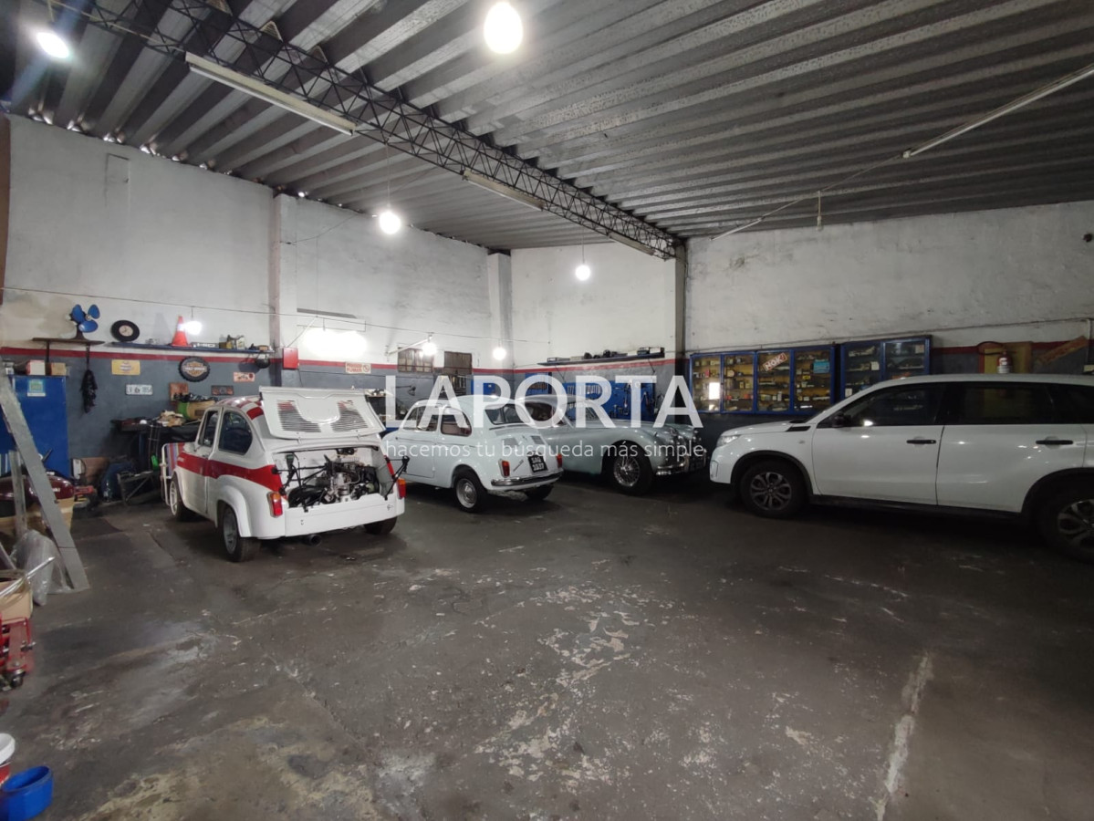 Casa ID.427/Amplia-casa-con-depósito-más-local-independientes. - Amplia casa con depósito más local independientes.