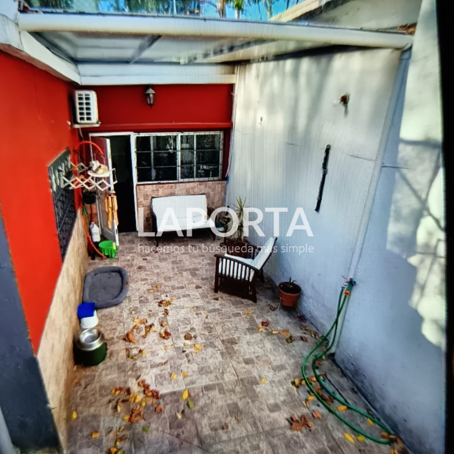 Casa ID.427/Amplia-casa-con-depósito-más-local-independientes. - Amplia casa con depósito más local independientes.