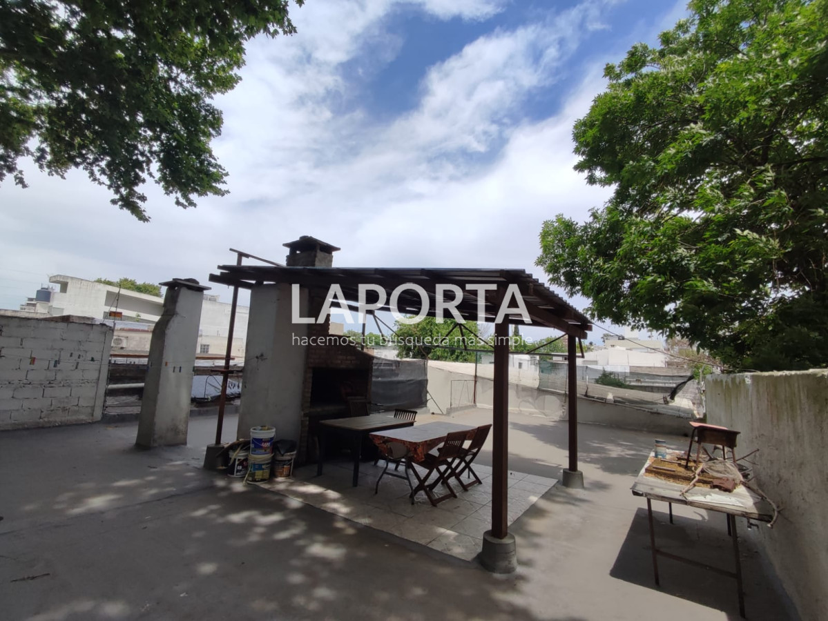 Casa ID.427/Amplia-casa-con-depósito-más-local-independientes. - Amplia casa con depósito más local independientes.