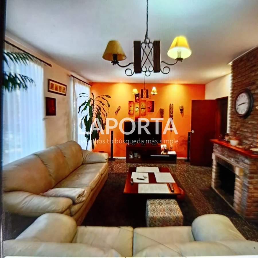 Casa ID.427/Amplia-casa-con-depósito-más-local-independientes. - Amplia casa con depósito más local independientes.