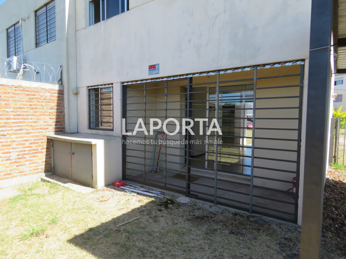 Casa ID.1920/Casa-en-alquiler-de-3-dormitorios-con-cochera - Casa en alquiler de 3 dormitorios con cochera